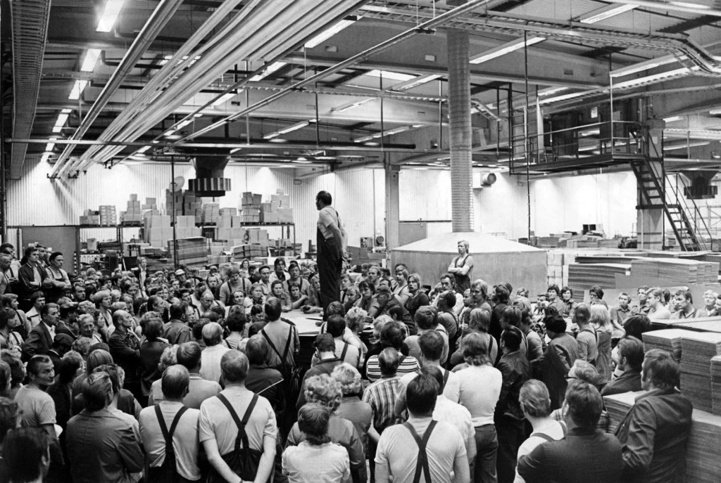 Takon aaltopahvitehtaan pääluottamusmies Heikki Ilomäki puhumassa tehtaan työmaakokouksessa 1970-luvulla. (Kuva: Kansan Arkisto)