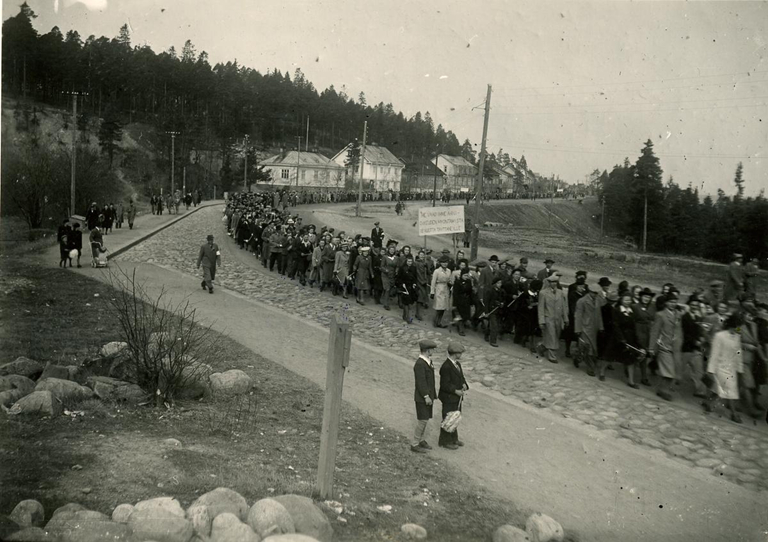 Läntisten kaupunginosien vappumarssi kohti Keskustoria.