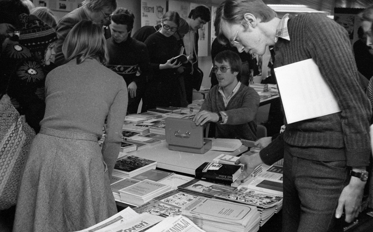 Opiskelijoita ja opettajia tutusmassa marxilaisen kirjallisuuden myyntipöytään