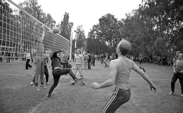 Nuorisoa pelaamassa lentopalloa